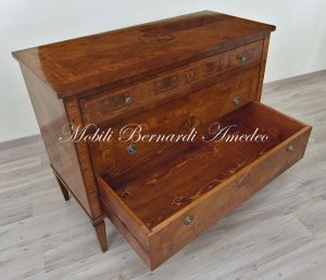 Prezioso cassettone artigianale in noce con intarsi in legno di ulivo e di rosa con 3 cassetti stile neoclassico